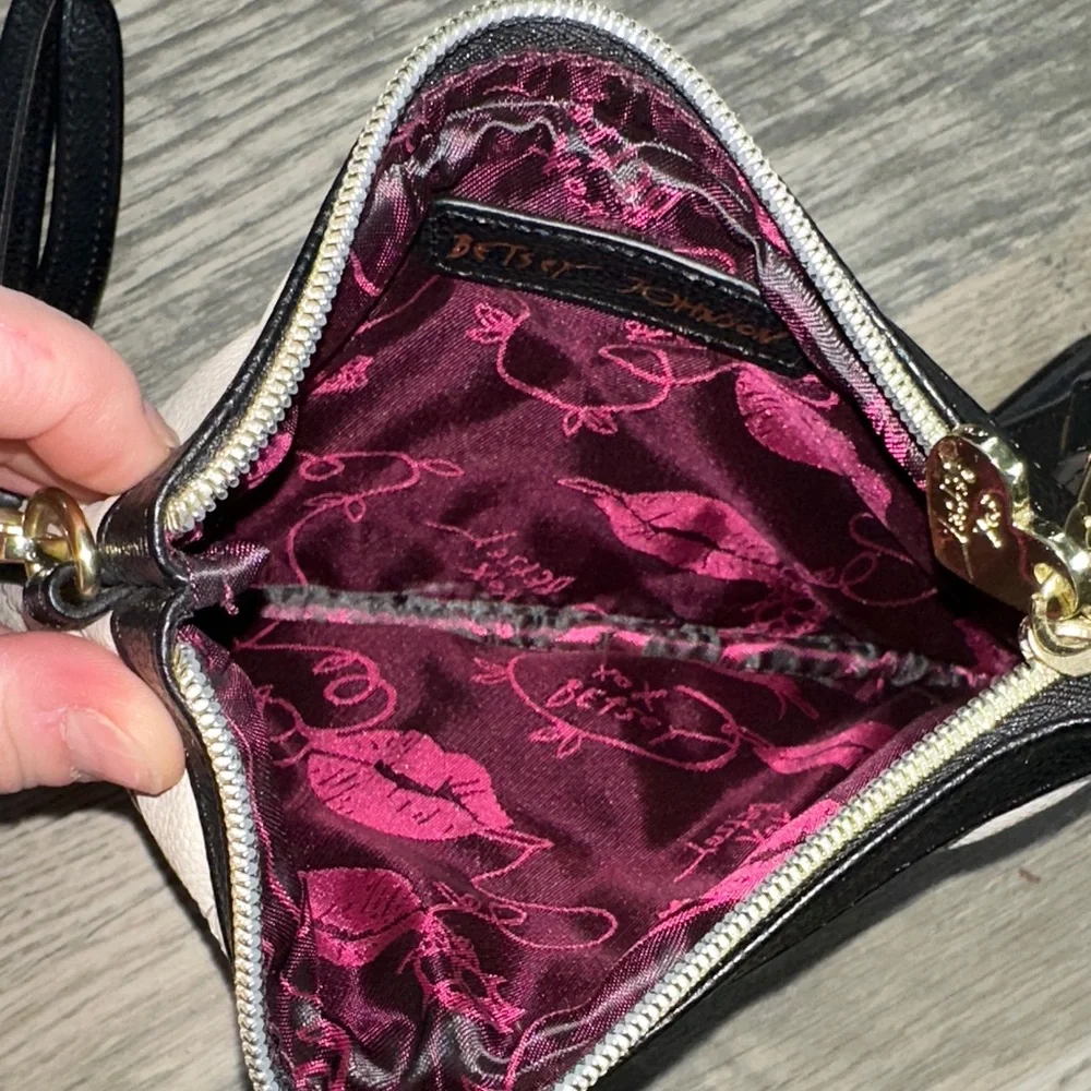 Betsey‎ Johnson Houdini Cream and Black Quilted Wristlet
